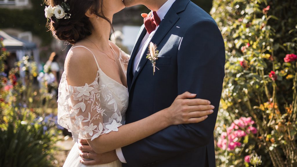 Photo de couple dans les jardins du Manoir de la Bégaudière